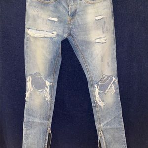 MNML skinny distressed size 30 (fits like a 32x32)